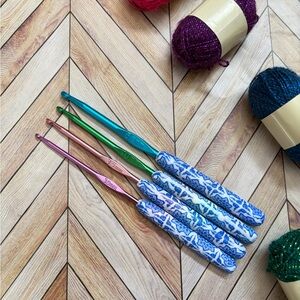 Colorful Crochet Hook Set with Ergonomic Blue Handles
